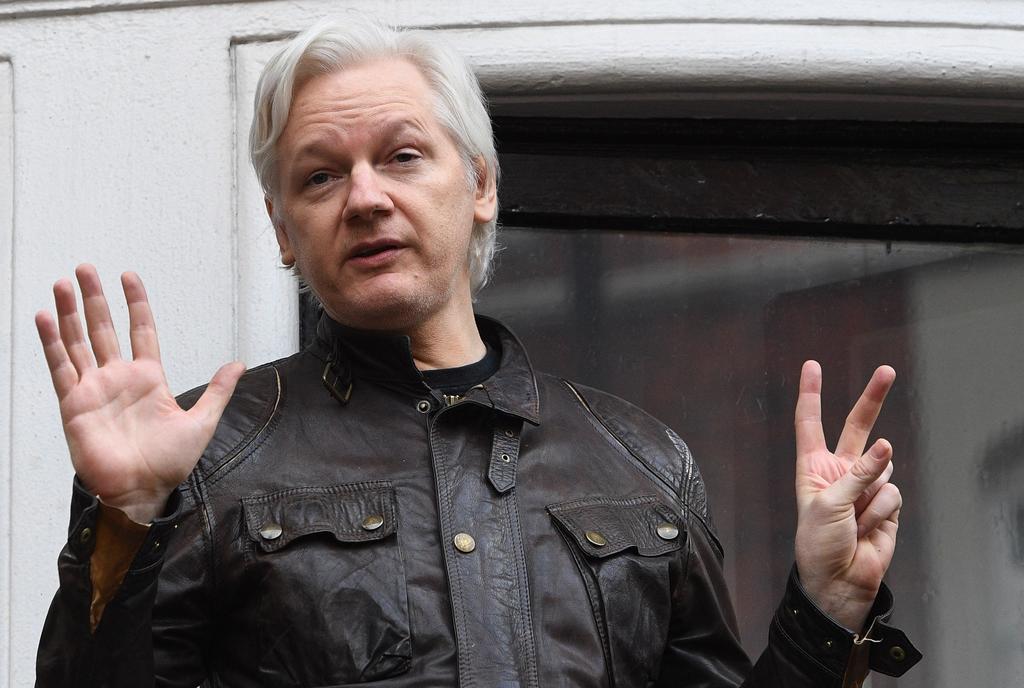 Reclama Assange computadora para defenderse