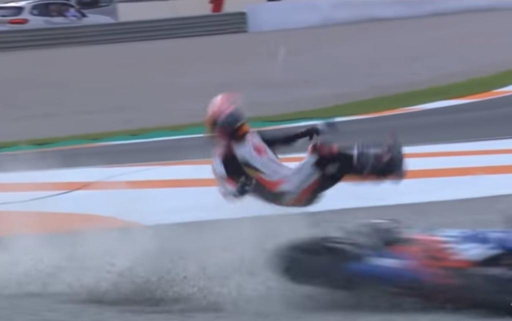 VIDEO: Protagoniza insólito accidente con motocicleta sin conductor