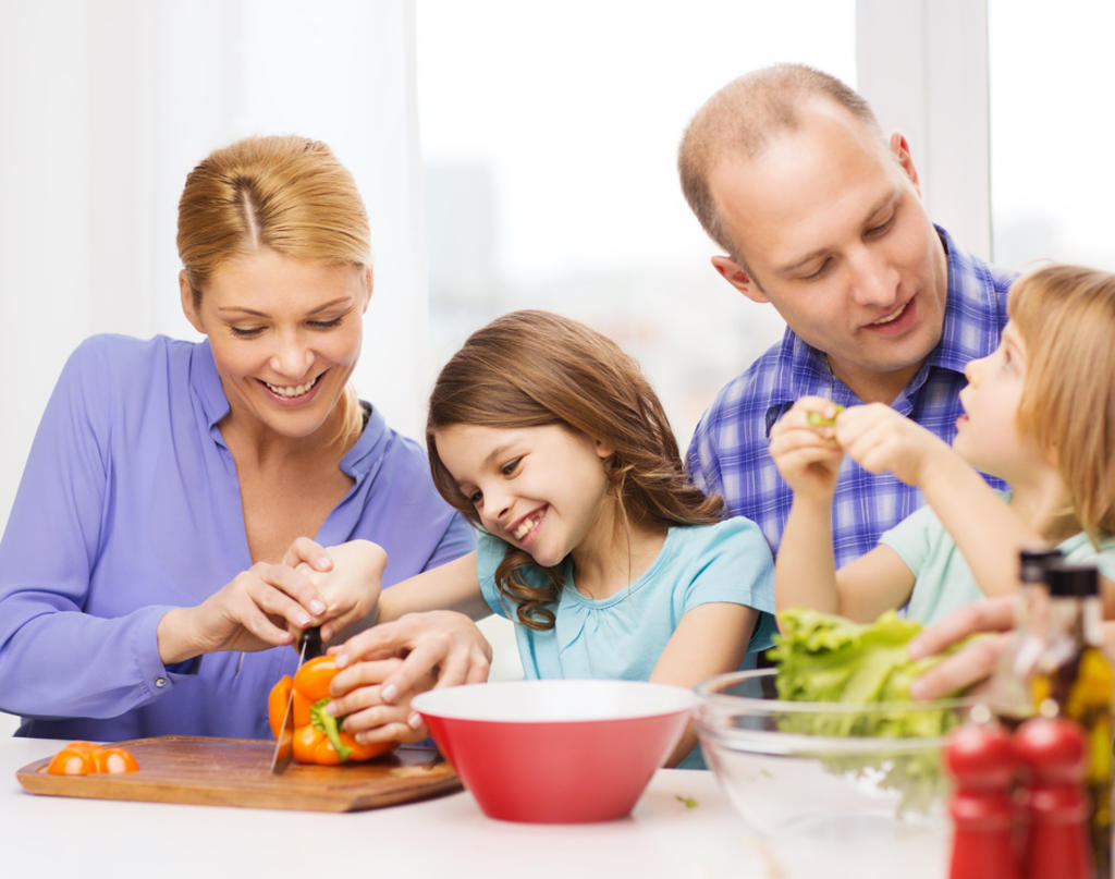 Disciplinar alimentación de niños ayuda también a salud de adultos