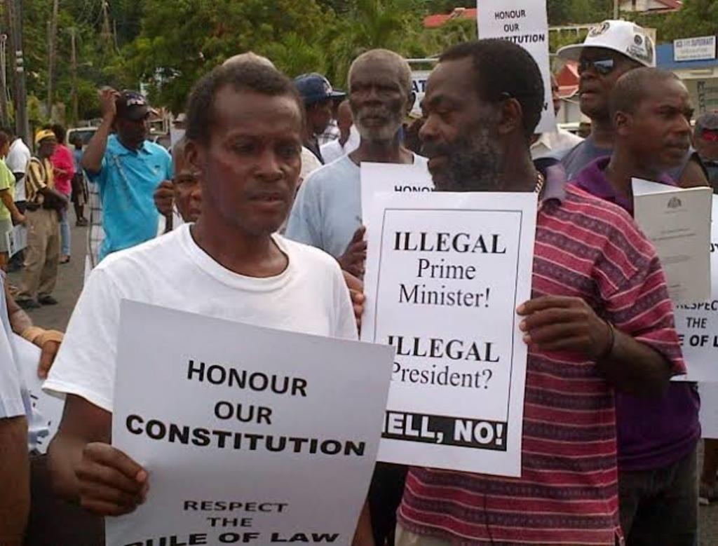 Se enfrentan policías y manifestantes en Dominica