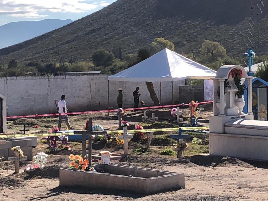 Realizan exhumación múltiple en panteón de Saltillo