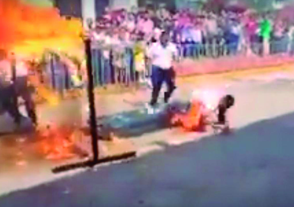 Video: Policía se incendia tras acrobacia fallida en Tabasco