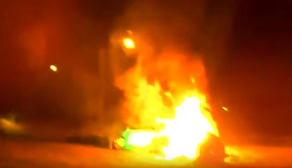VIDEO: Policías rescatan a una mujer de un vehículo en llamas
