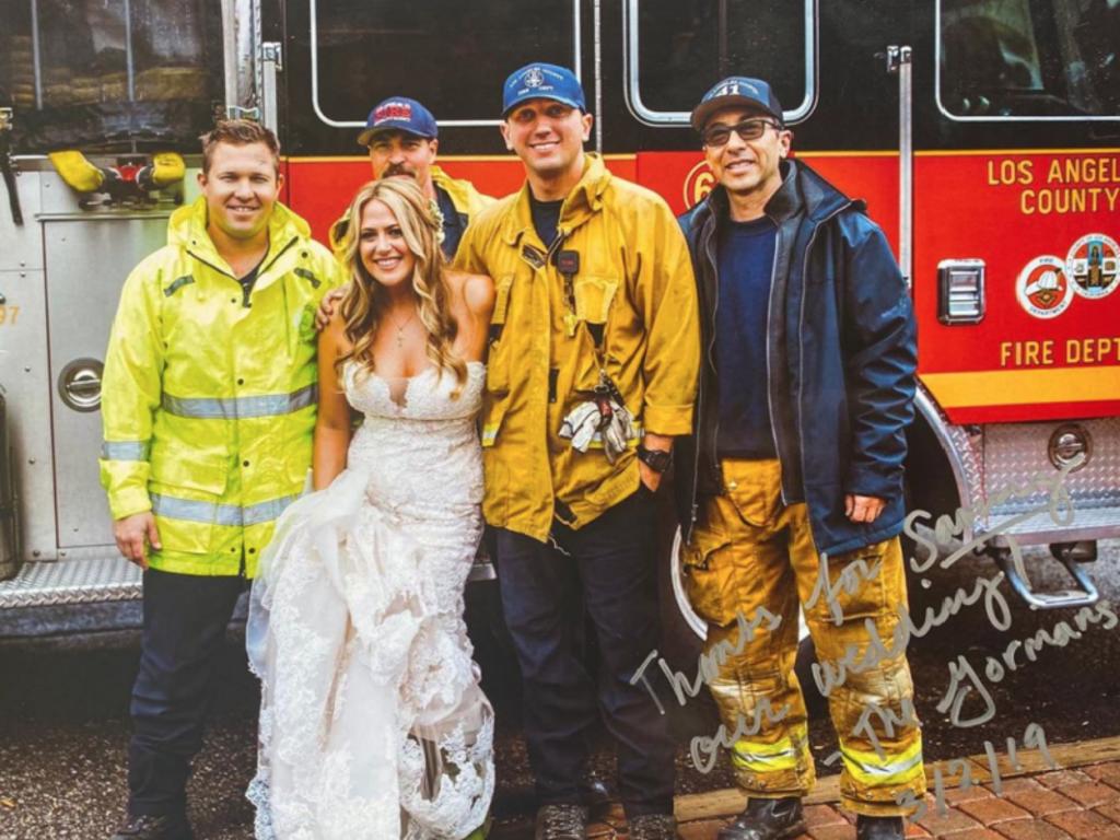 Bomberos ayudan a una novia a llegar a su boda