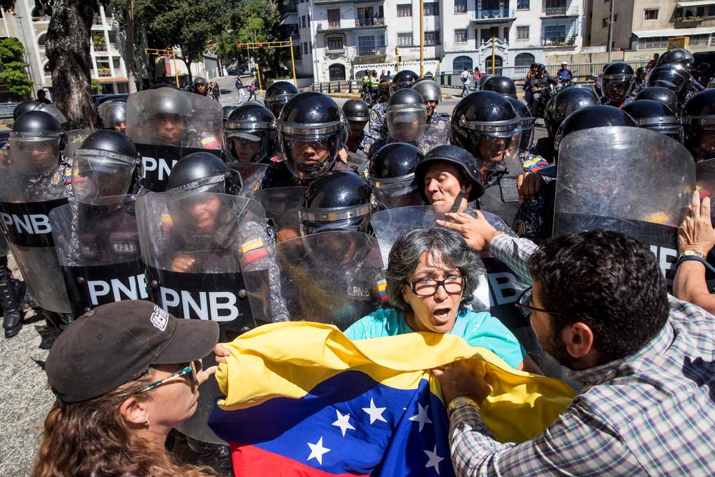 Chavistas y opositores inician jornada de protestas