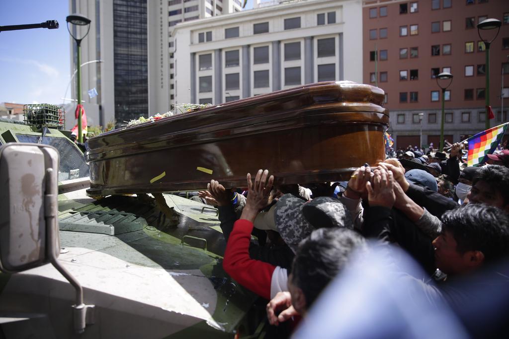 Dispersan con gases marcha con ataúdes de fallecidos en operativo en Bolivia