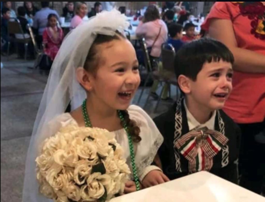 Reacción opuesta de niños en boda de kermés se hace viral