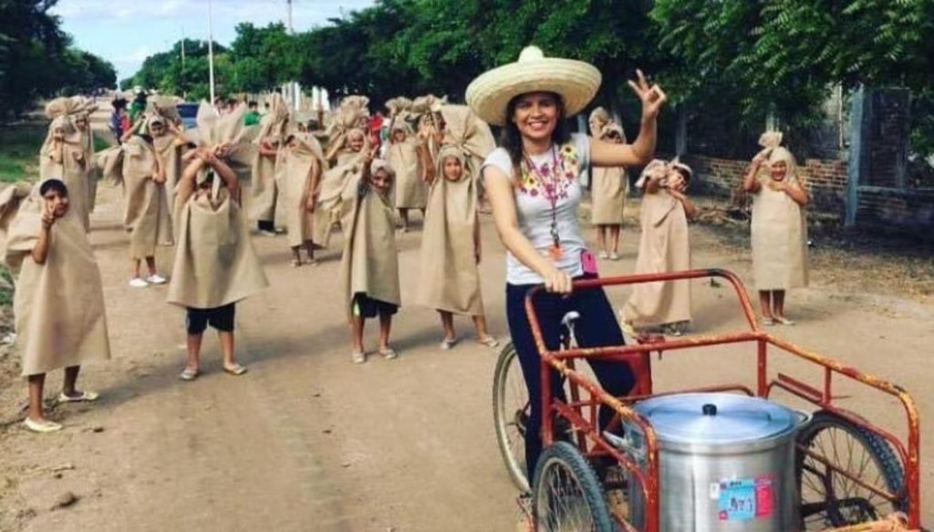 Maestra se vuelve viral al disfrazarse de tamalera y sus alumnos de tamales