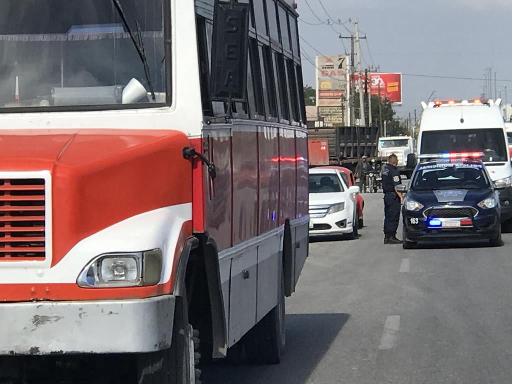Cae pasajera de autobús en marcha en Monclova
