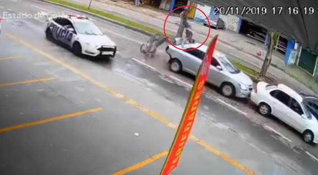 VIDEO: Protagoniza impresionante accidente al huir de la policía