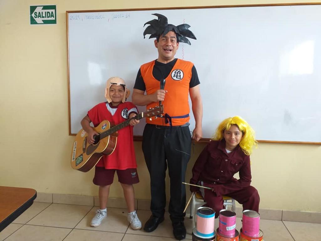 Profesor se disfraza de diferentes personajes para enseñar a sus alumnos