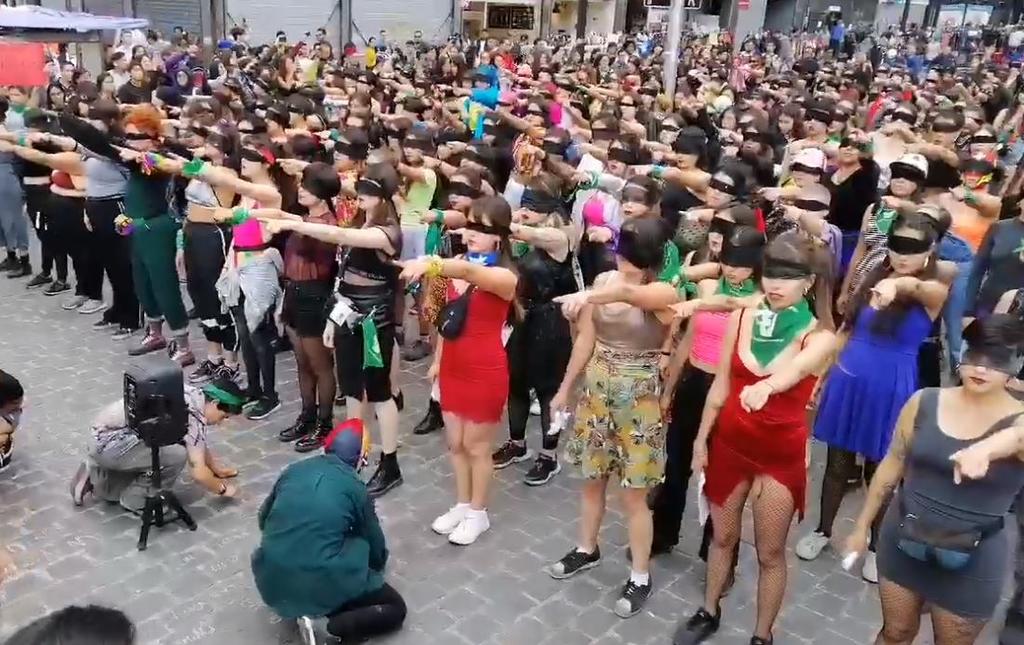 'El violador eres tú'; Decenas de protestantes bailan en CDMX