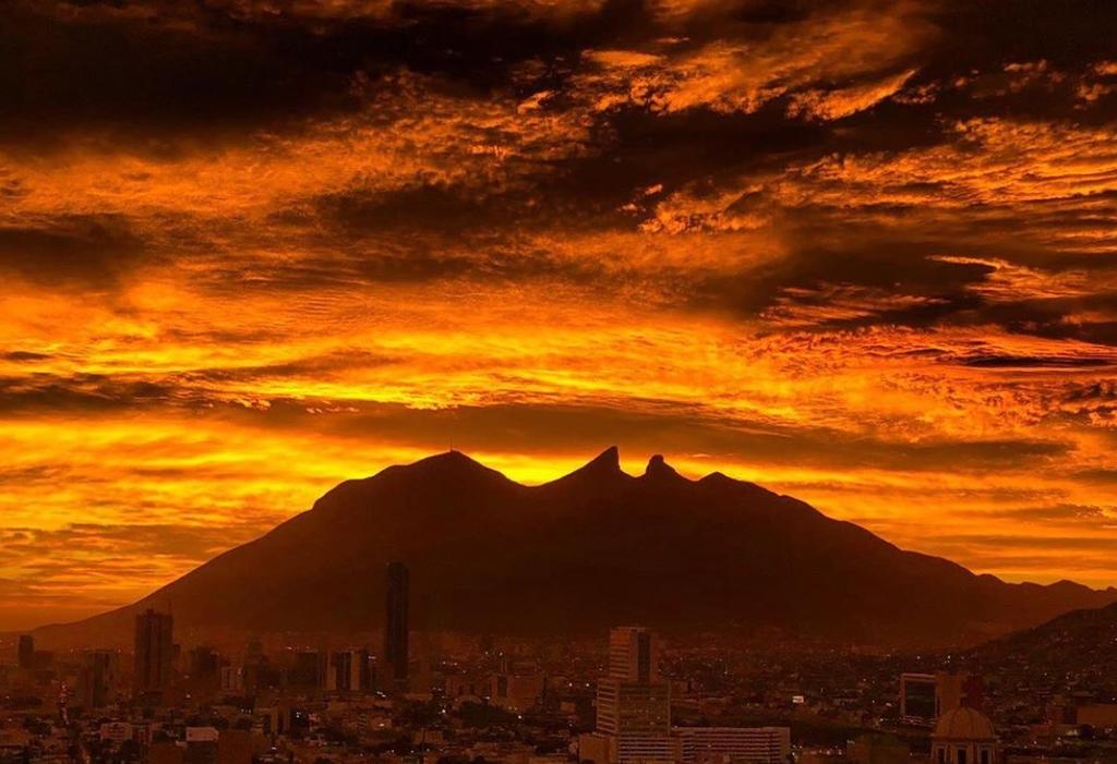 VIRAL: Conquista rojo amanecer en la ciudad de Monterrey