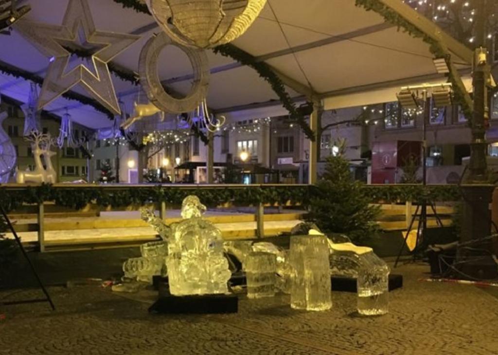 Niño muere aplastado por una escultura de hielo