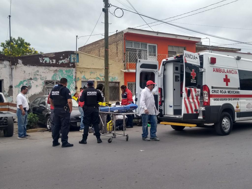 Auto le cae encima a hombre en Torreón