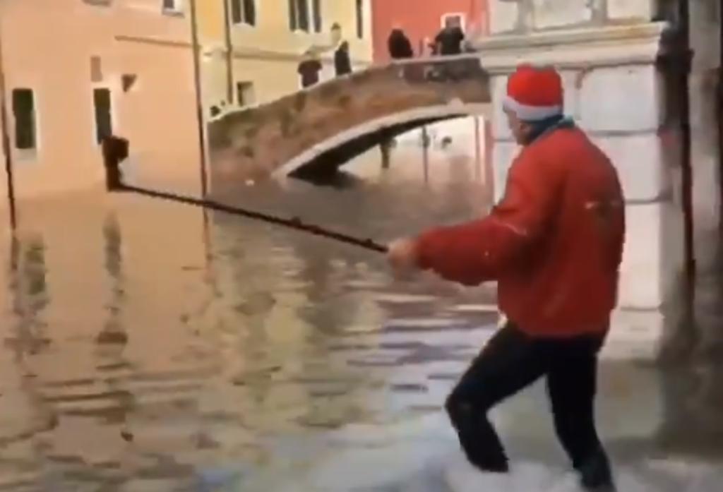 VIRAL: Intenta hacerse una selfie en Venecia y 'desaparece'