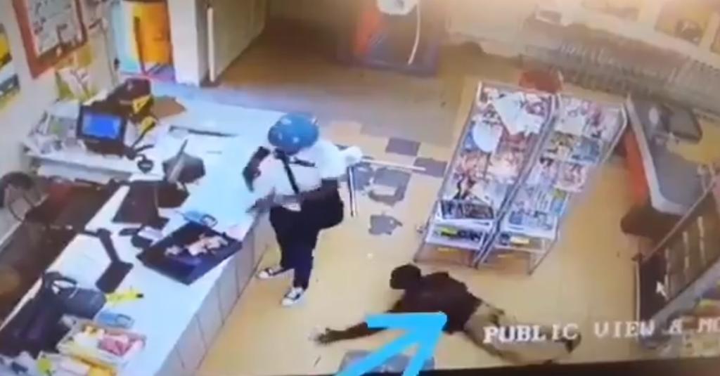 VIDEO: Cliente roba a un ladrón durante un asalto a un supermercado
