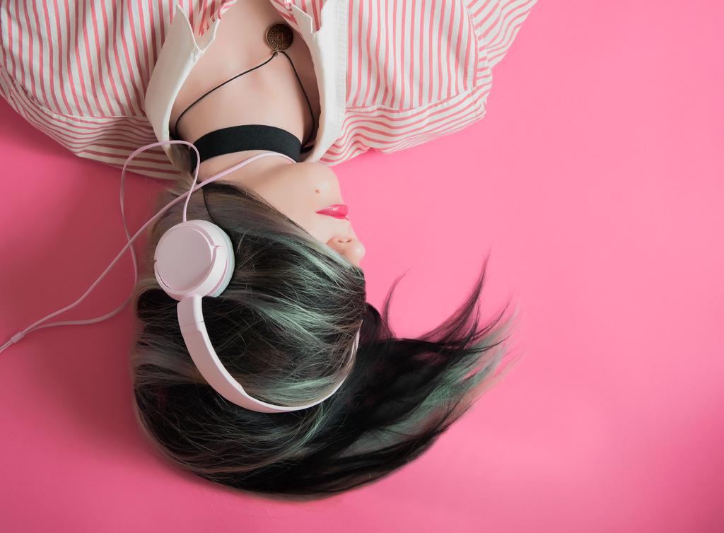 ¿Cuál es el volumen adecuado al escuchar música con audífonos?