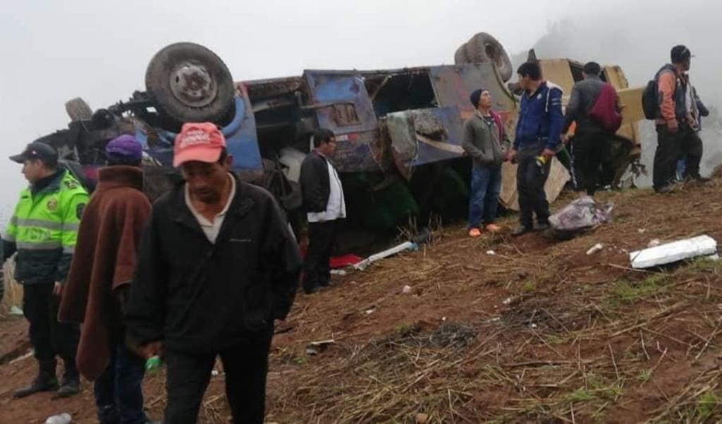 Cae autobús por un barranco en Perú; hay siete muertos, tres de ellos niños
