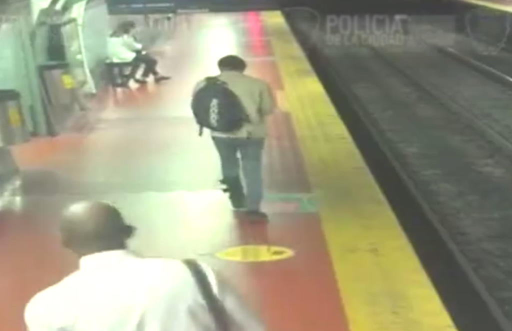 VIDEO: Joven cae a las vías del metro por ir viendo el celular