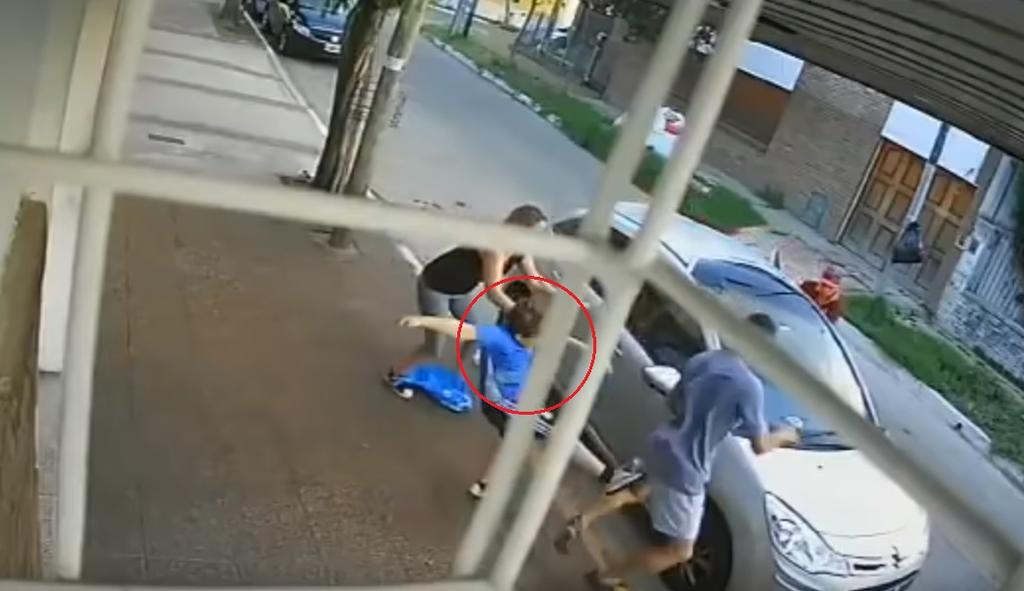 VIDEO: Niño intenta defender a su madre de un grupo de delincuentes