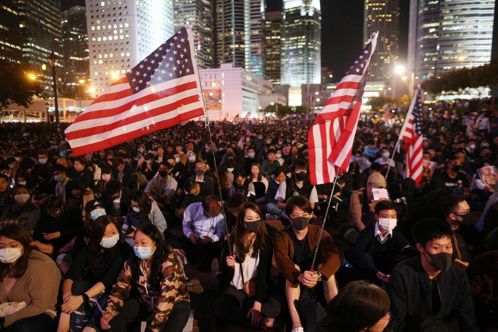 Manifestación pacífica en favor de EUA en Hong Kong acaba en tensión con la policía