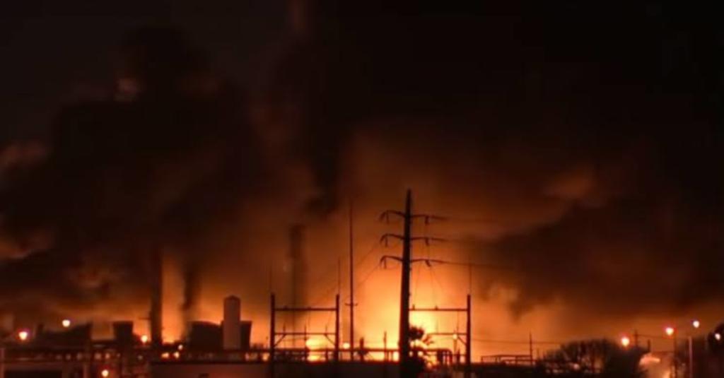 Continúa incendio en planta de Texas; hay 50 mil desalojados
