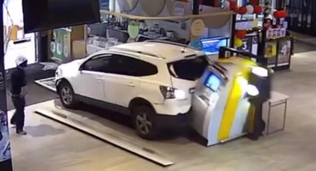 VIDEO: Destruyen un vehículo al intentar robar un cajero automático
