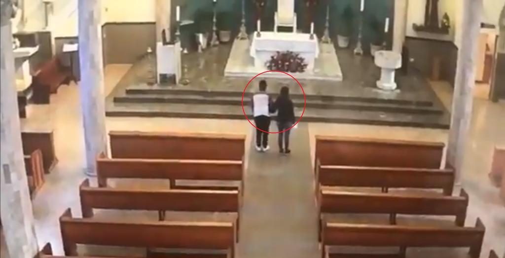 VIDEO: Captan a pareja robando la limosna de una iglesia