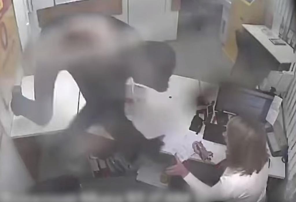 VIDEO: Mujer se defiende a gritos de un atracador y logra desarmarlo