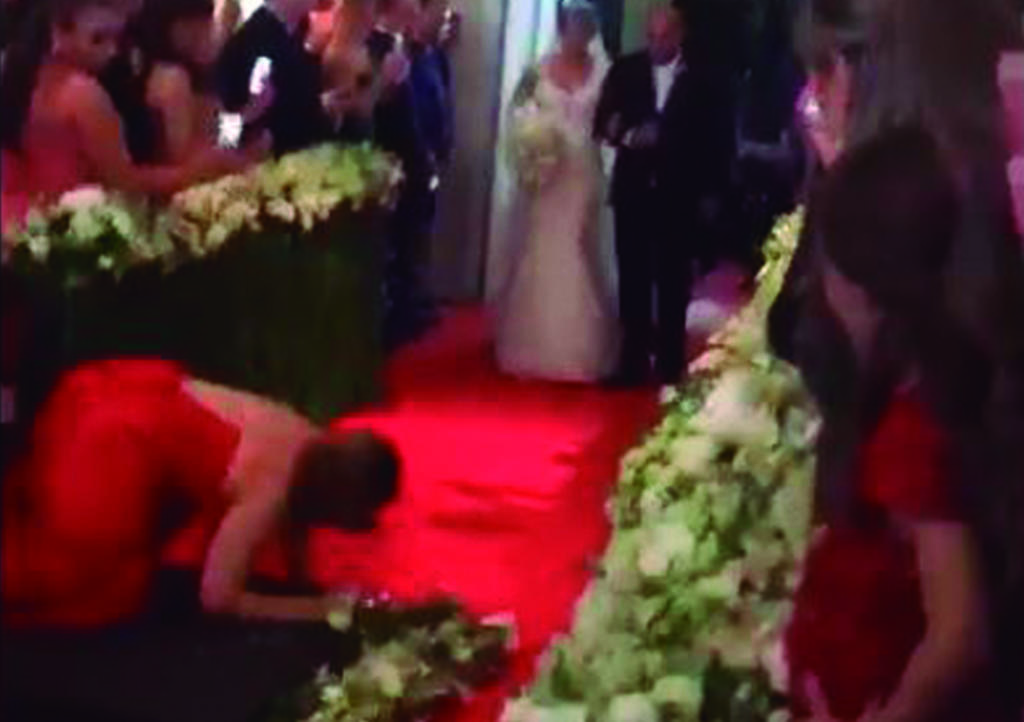 Video: Invitada 'interrumpe' boda con cómico accidente