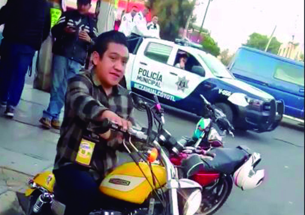 Video: Motociclista se hace viral por esconder cerveza de policías