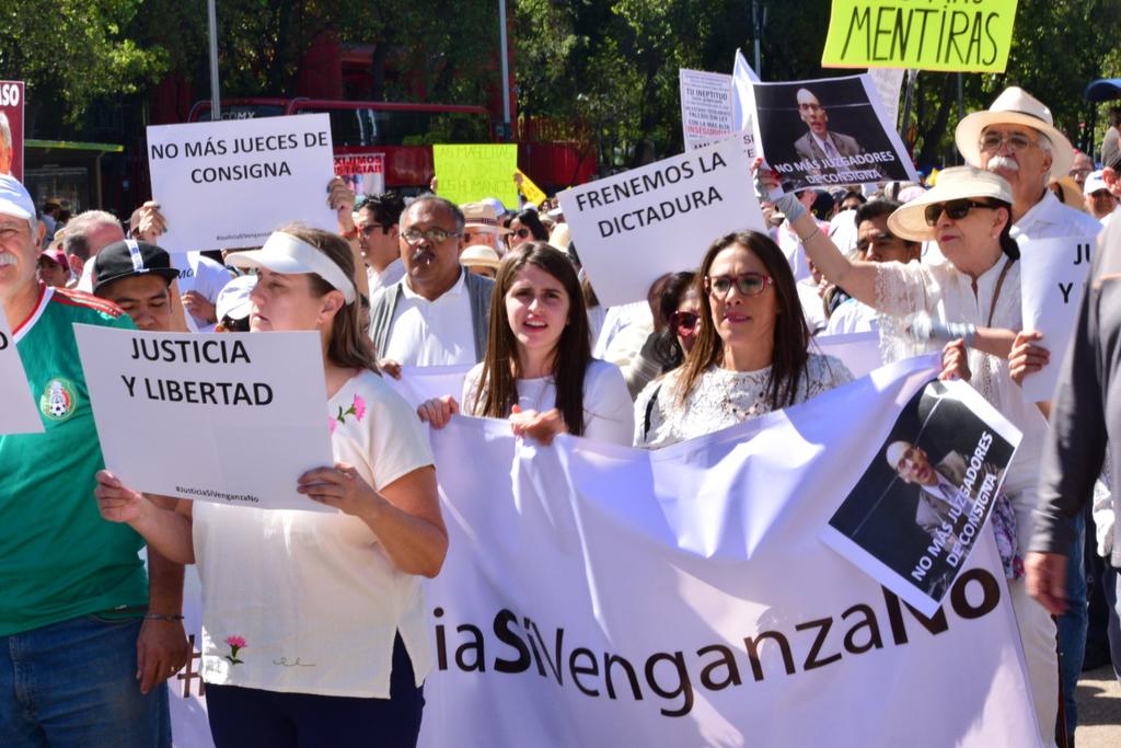 Hija de Rosario Robles marcha junto a oposición en CDMX