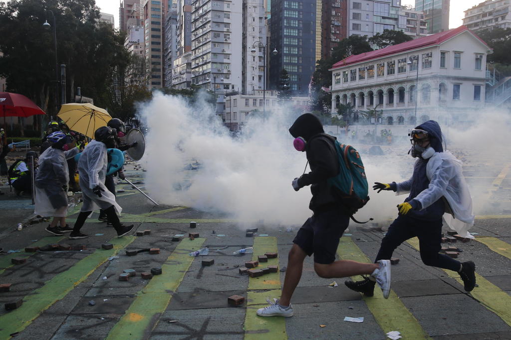 Vuelven gases lacrimógenos a protestas en Hong Kong