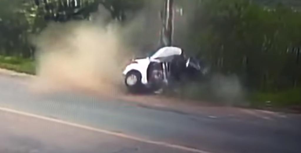 VIDEO: Automóvil se parte en dos al chocar contra un poste