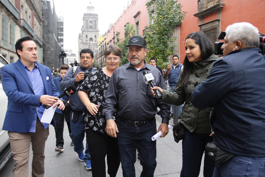 Llega familia LeBarón a Palacio Nacional para encuentro con AMLO