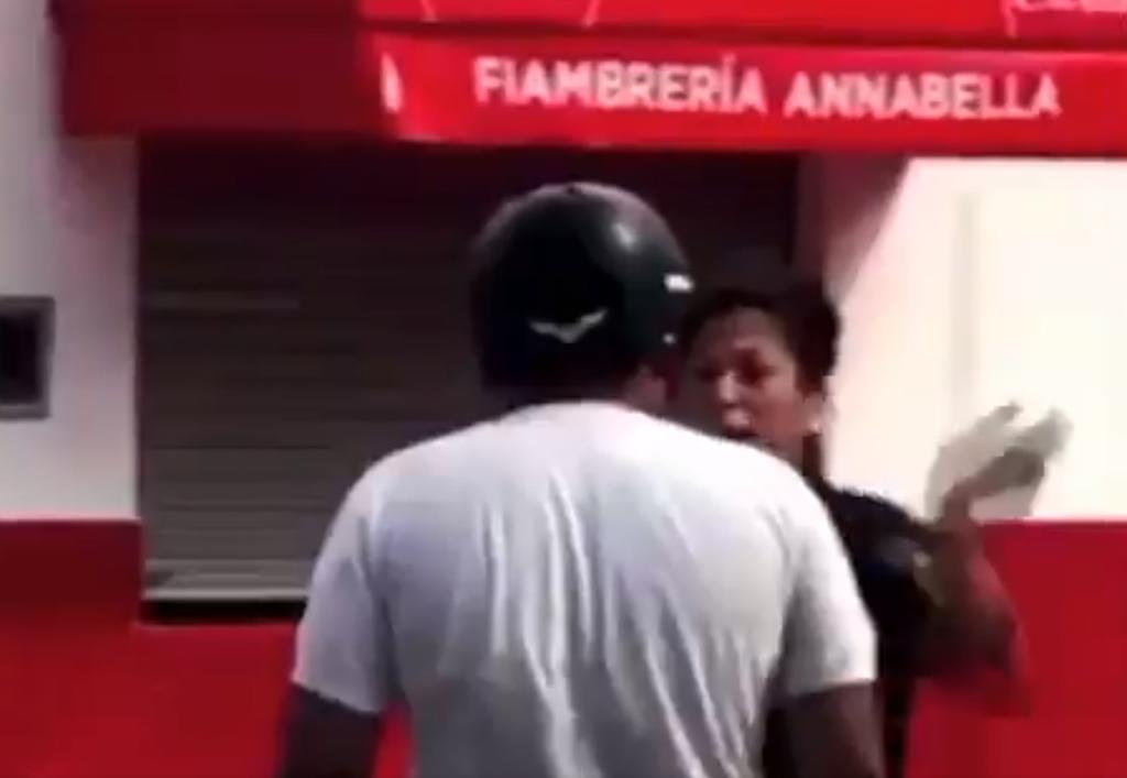 VIDEO: Mujer policía se defiende tras recibir una cachetada de un conductor