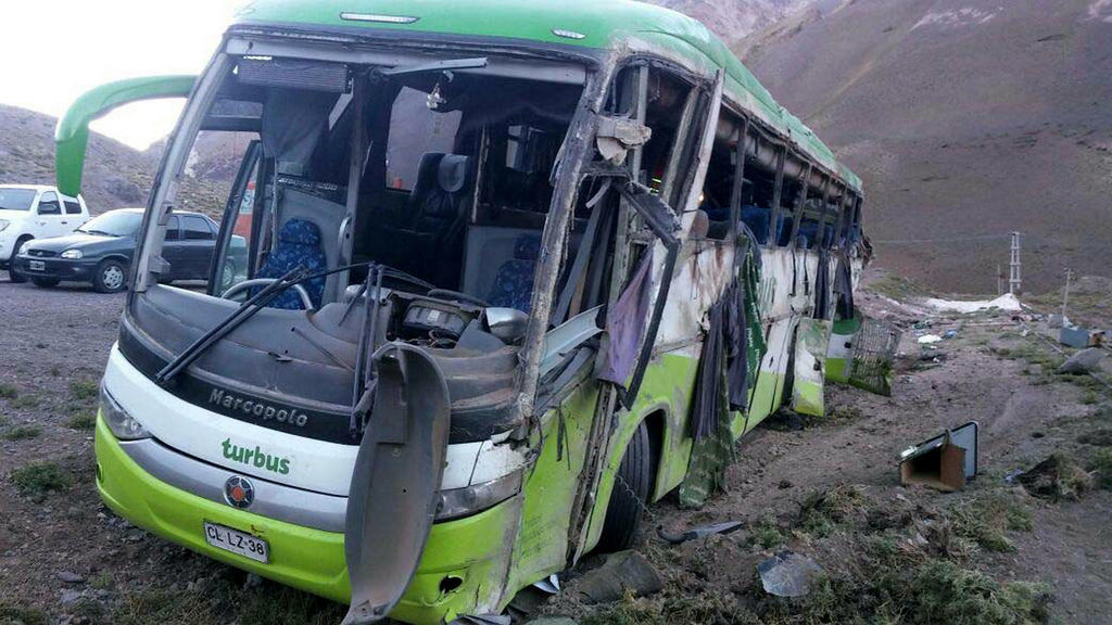 Sube a 21 la cifra de fallecidos por autobús que cayó por un barranco en Chile