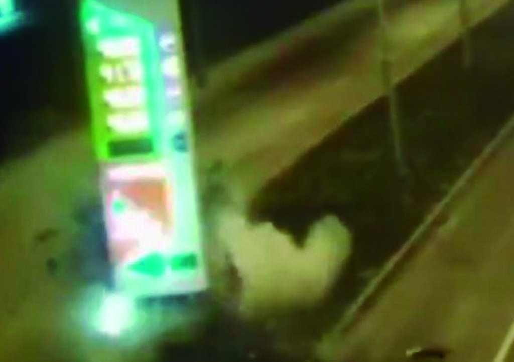 Video: Auto queda en añicos al chocar contra anuncio de gasolinera