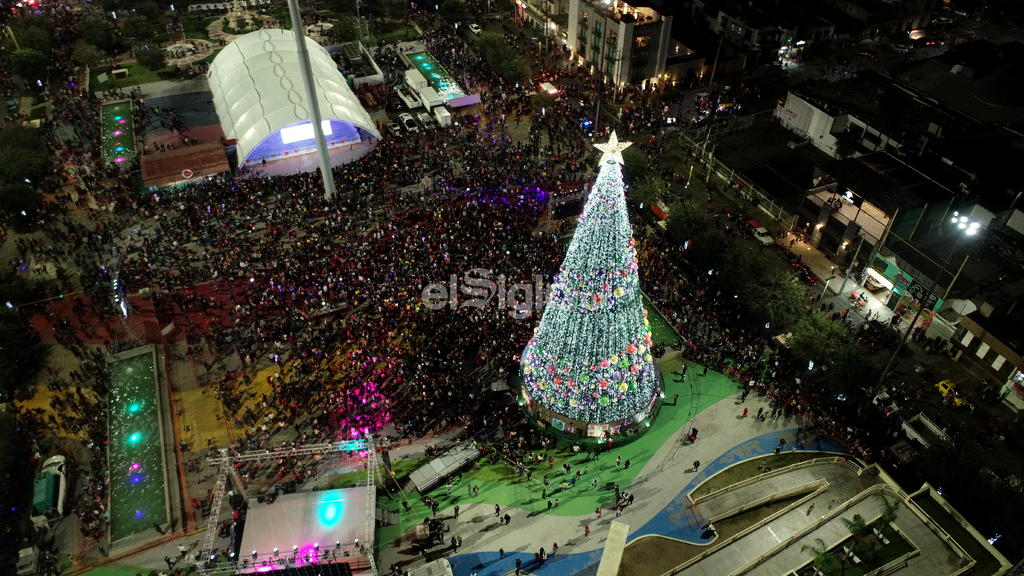 Encienden árbol navideño en Plaza Mayor en Torreón
