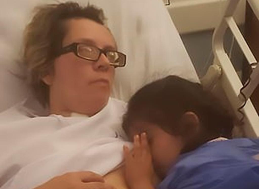 Mujer en estado vegetativo despierta al oír a su hija
