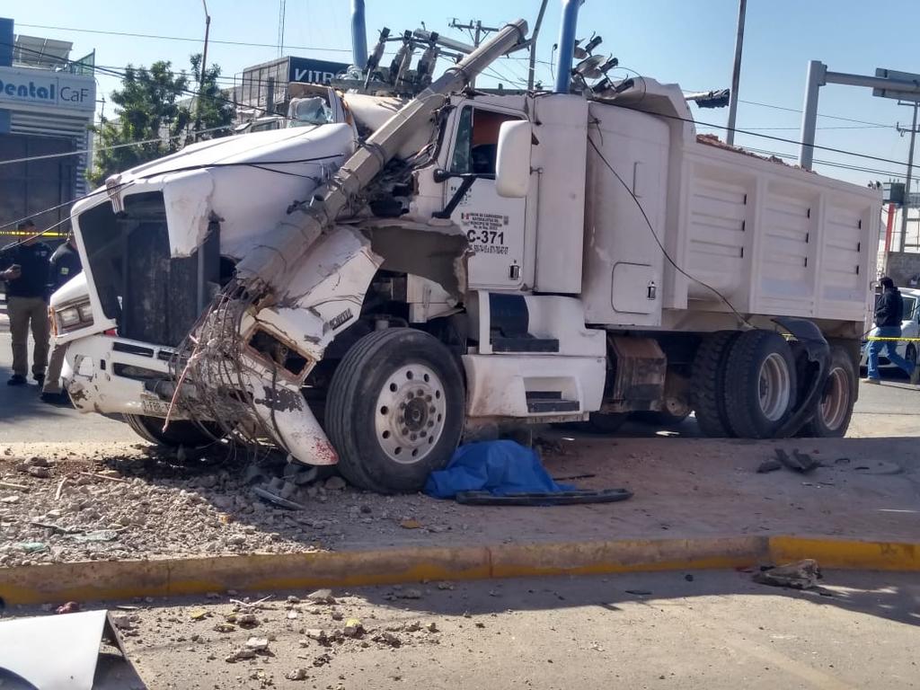 Muere hombre arrollado por camión de volteo en Torreón