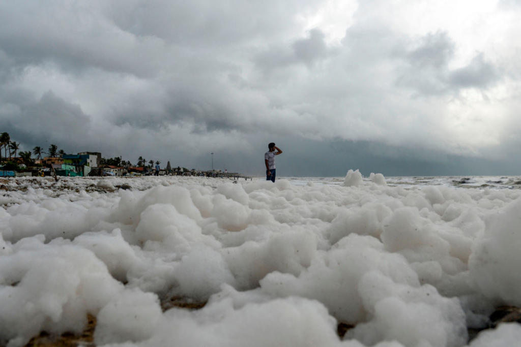 Playa en India se llena de espuma tóxica
