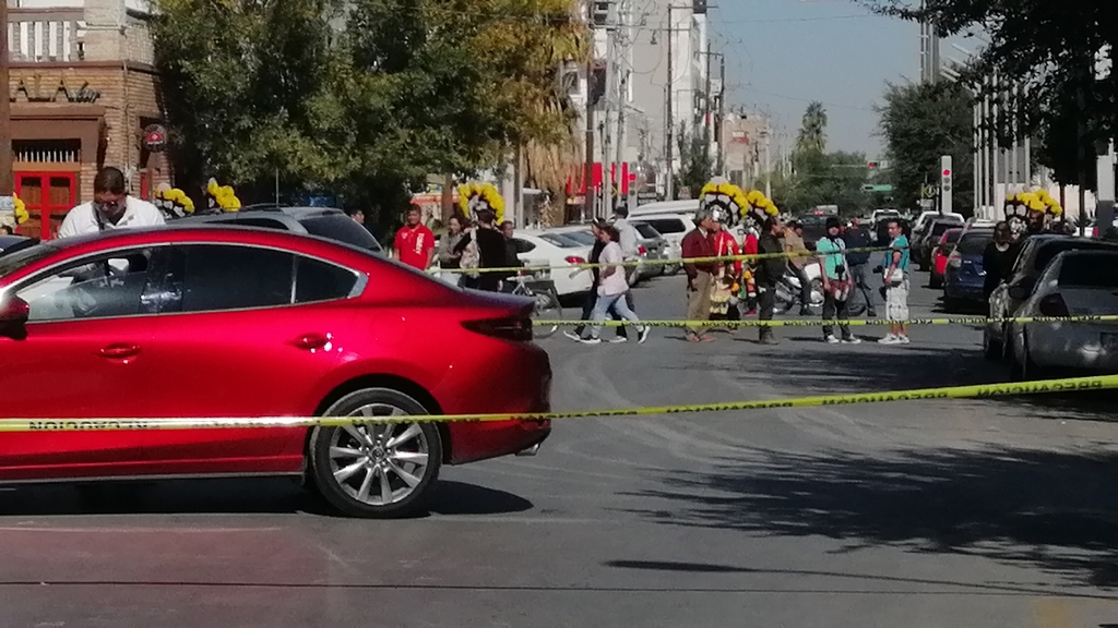 Le disparan a joven en 4 ocasiones en calles del centro de Torreón