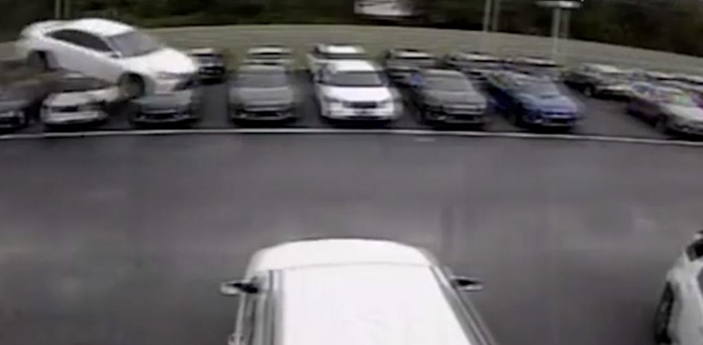 VIDEO: Automóvil vuela sobre otros carros y protagoniza sorprendente accidente