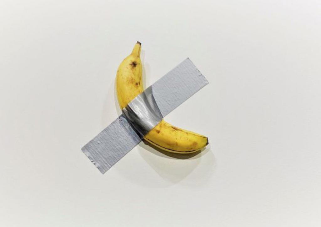 Presentan un plátano en una galería de arte y ya tiene compradores