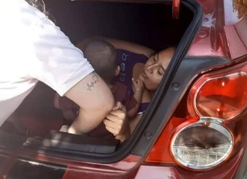 Conductor de Uber descubre a su esposa escondida en la cajuela de su auto