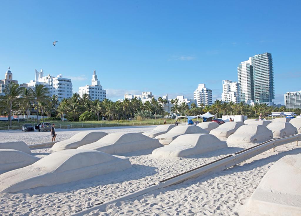 Artista crea un ‘embotellamiento vial’ en la playa de Miami