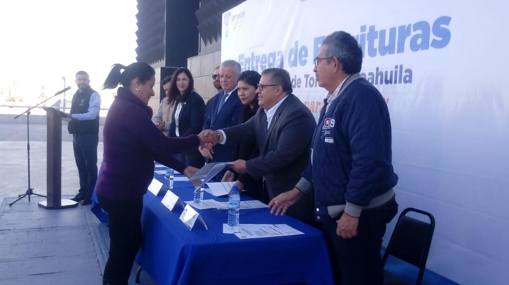 Entregan escrituras de viviendas a 100 familias de Torreón