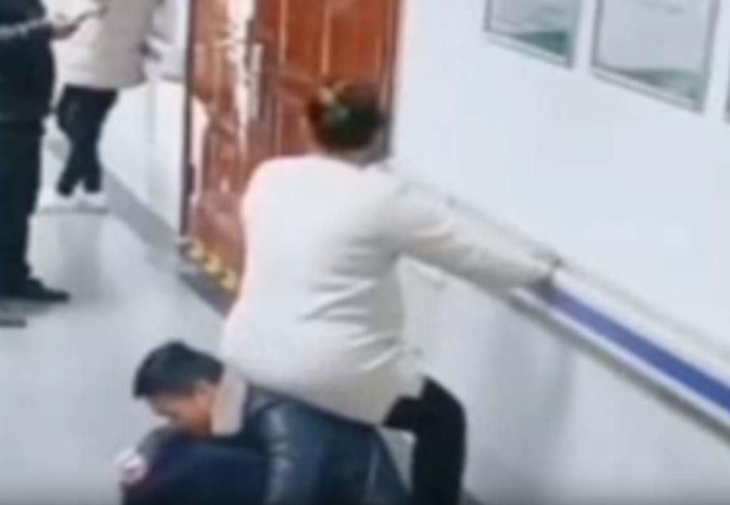 Video: Embarazada se sienta en espalda de su esposo en hospital